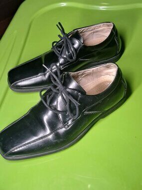 Boys Leather Dress Shoe Size 5.5M